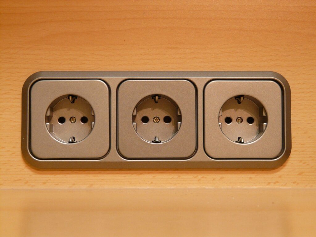 プラグ引き抜きで待機電力を削減する方法は？