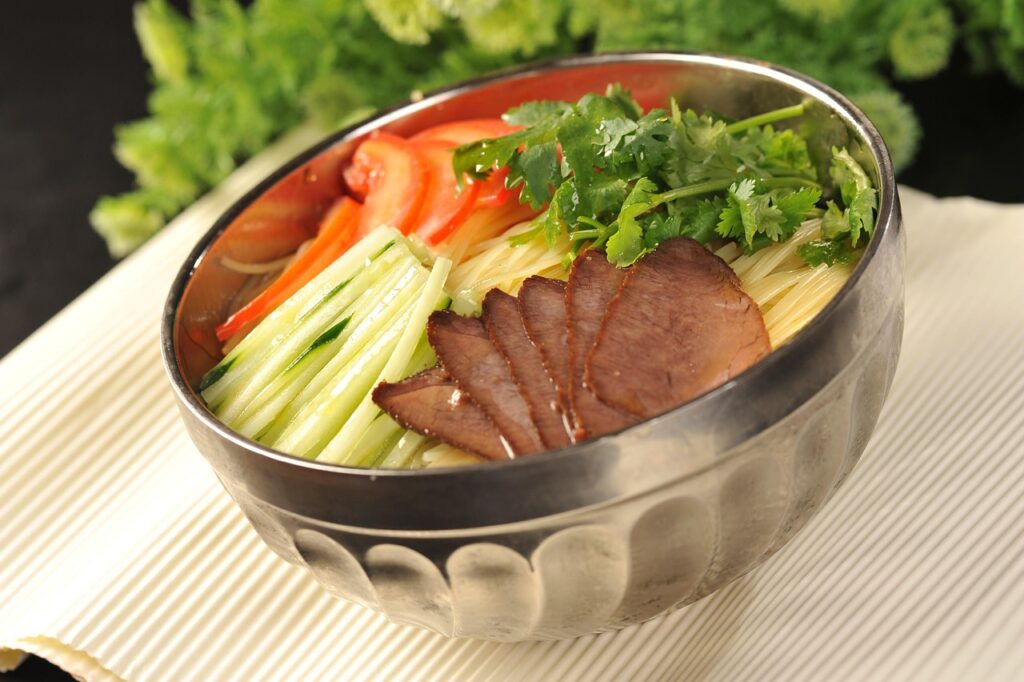 一人暮らしで冷麺とうどんを使った節約レシピは？